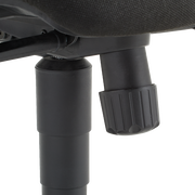 Nahaufnahme eines Drehstuhls mit Fokus auf die Höhenverstellung und den Gasdruckfedermechanismus.