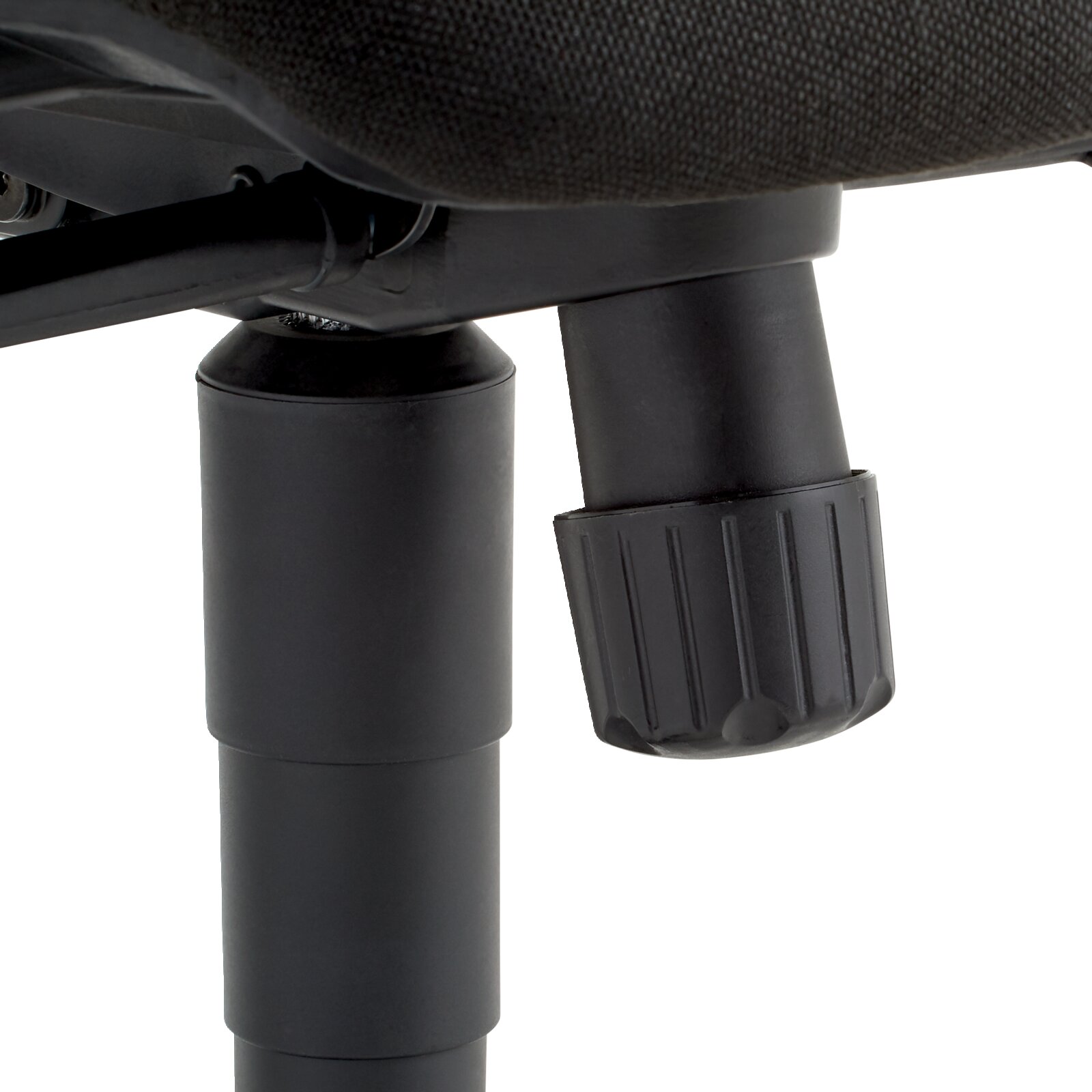 Nahaufnahme eines Drehstuhls mit Fokus auf die Höhenverstellung und den Gasdruckfedermechanismus.