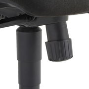 Nahaufnahme eines Drehstuhls mit Fokus auf die Höhenverstellung und den Gasdruckfedermechanismus.