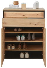 Schuhschrank aus Holz mit geöffneter Tür, gefüllt mit verschiedenen Schuhen, aus der Frontalperspektive.