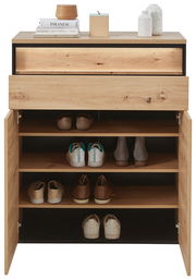 Schuhschrank aus Holz mit geöffneter Tür, gefüllt mit verschiedenen Schuhen, aus der Frontalperspektive.