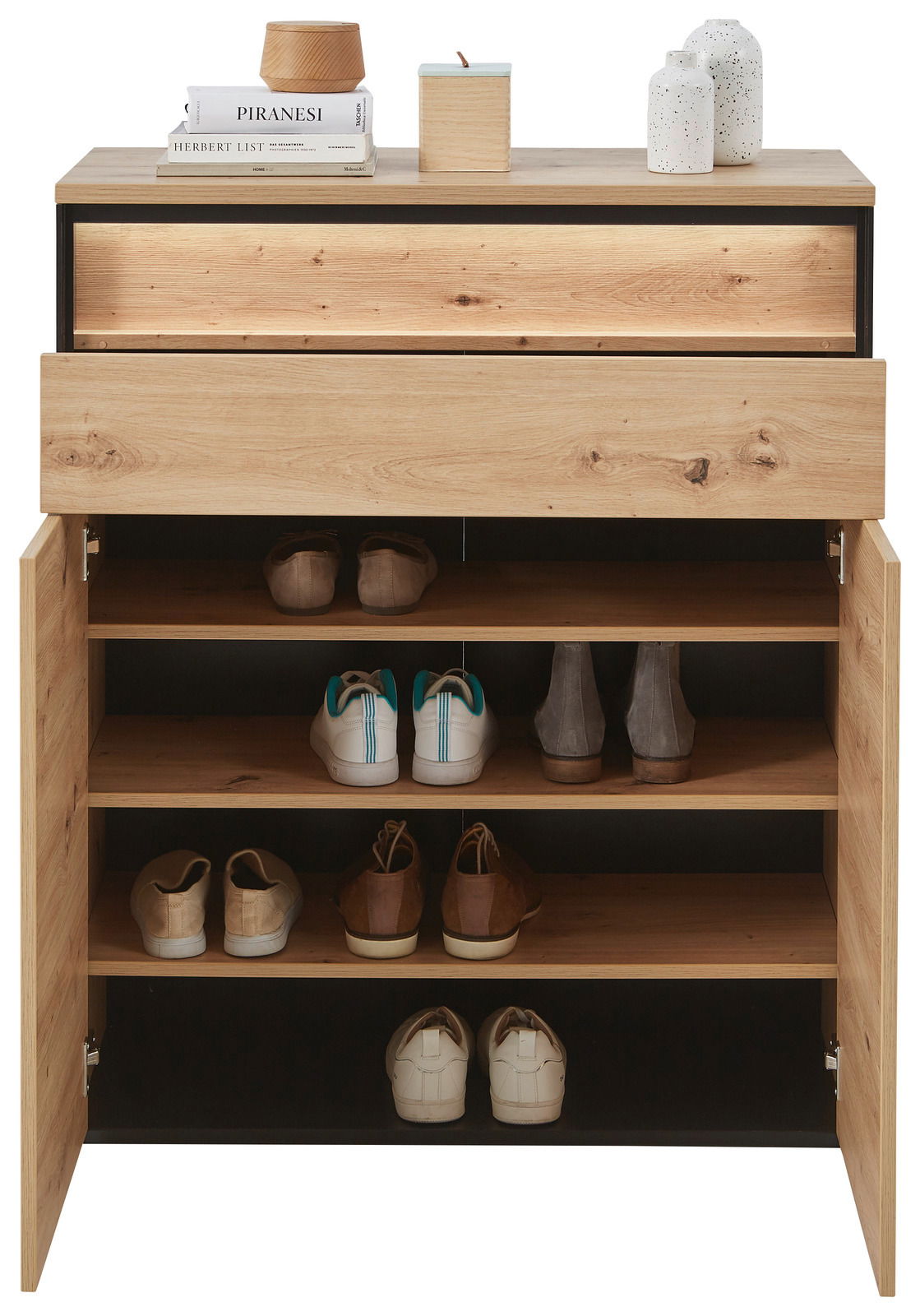 Schuhschrank aus Holz mit geöffneter Tür, gefüllt mit verschiedenen Schuhen, aus der Frontalperspektive.