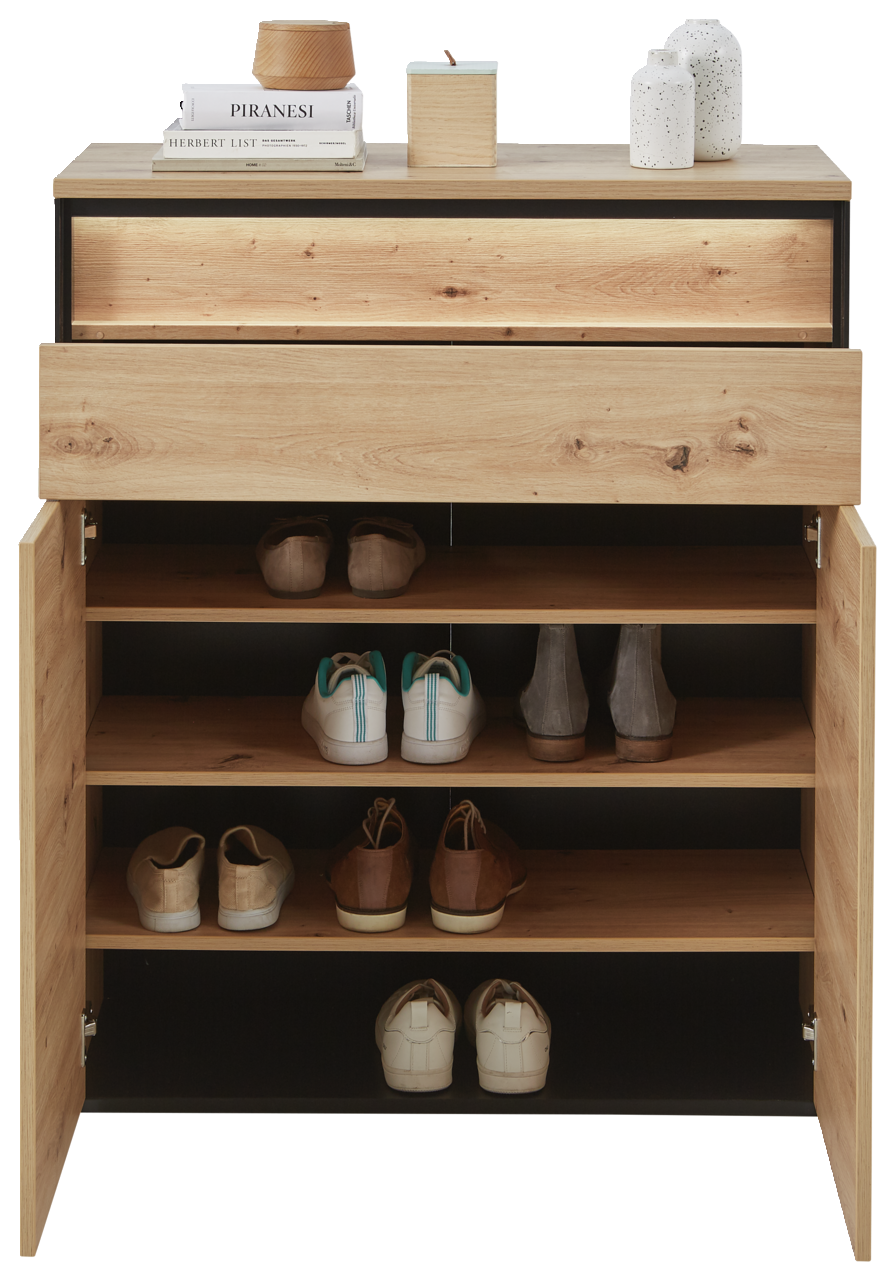 Schuhschrank aus Holz mit geöffneter Tür, gefüllt mit verschiedenen Schuhen, aus der Frontalperspektive.