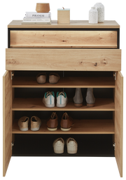 Schuhschrank aus Holz mit geöffneter Tür, gefüllt mit verschiedenen Schuhen, aus der Frontalperspektive.