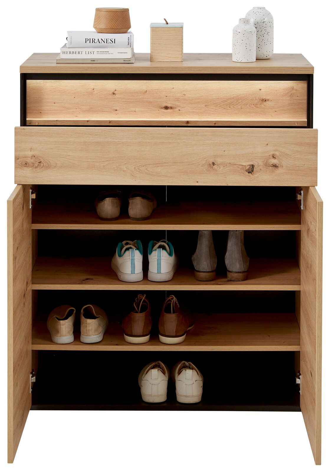 Schuhschrank aus Holz mit geöffneter Tür, gefüllt mit verschiedenen Schuhen, aus der Frontalperspektive.