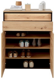 Schuhschrank aus Holz mit geöffneter Tür, gefüllt mit verschiedenen Schuhen, aus der Frontalperspektive.