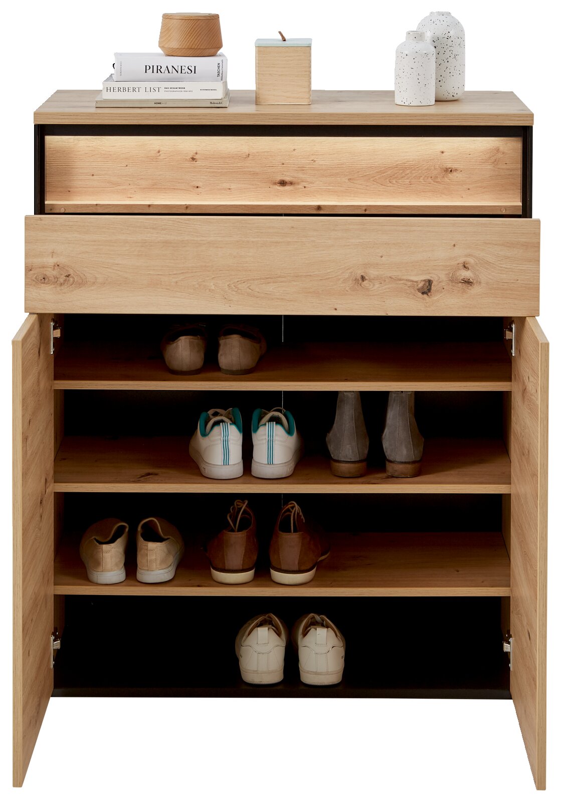 Schuhschrank aus Holz mit geöffneter Tür, gefüllt mit verschiedenen Schuhen, aus der Frontalperspektive.