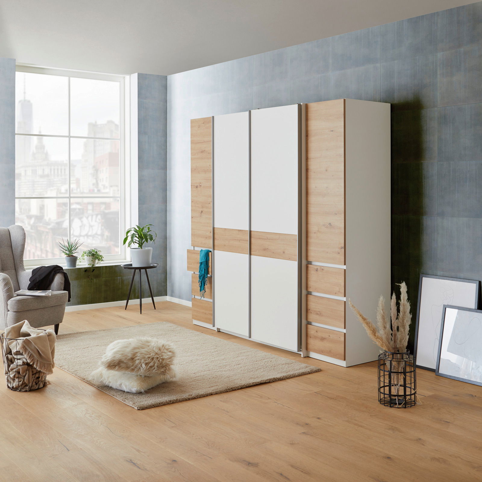 Moderner Dreh- und Schwebetürenschrank mit vier Türen in Holz- und Weißoptik, seitliche Perspektive im stilvollen Wohnzimmer.