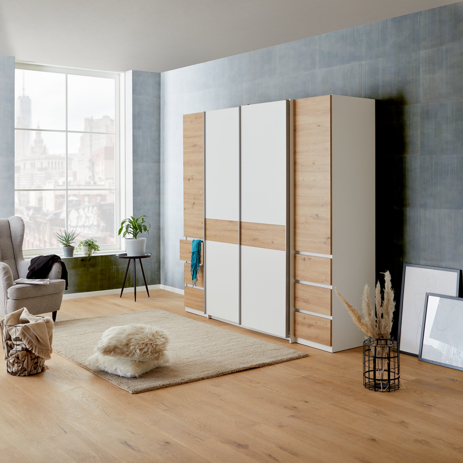 Moderner Dreh- und Schwebetürenschrank mit vier Türen in Holz- und Weißoptik, seitliche Perspektive im stilvollen Wohnzimmer.