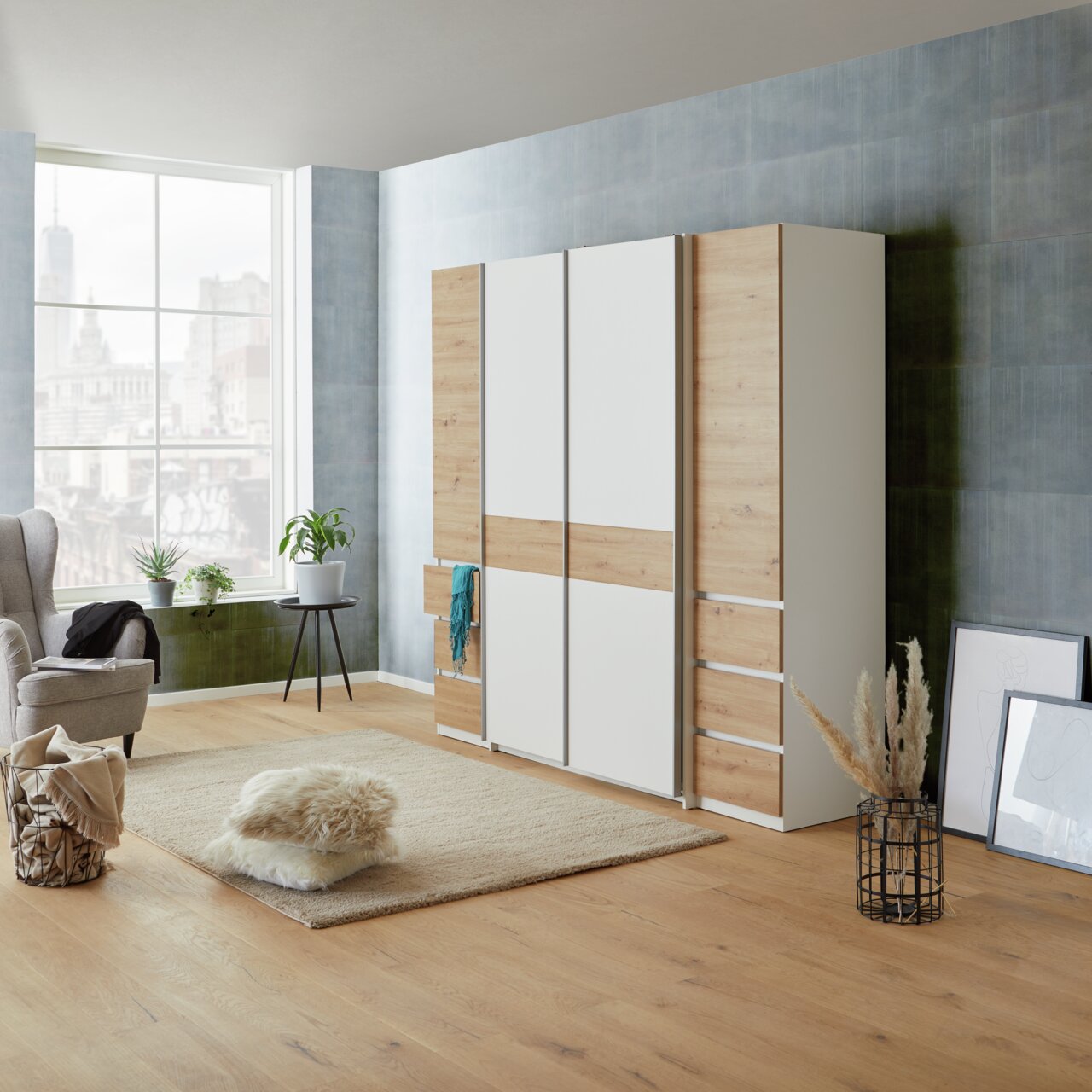 Moderner Dreh- und Schwebetürenschrank mit vier Türen in Holz- und Weißoptik, seitliche Perspektive im stilvollen Wohnzimmer.