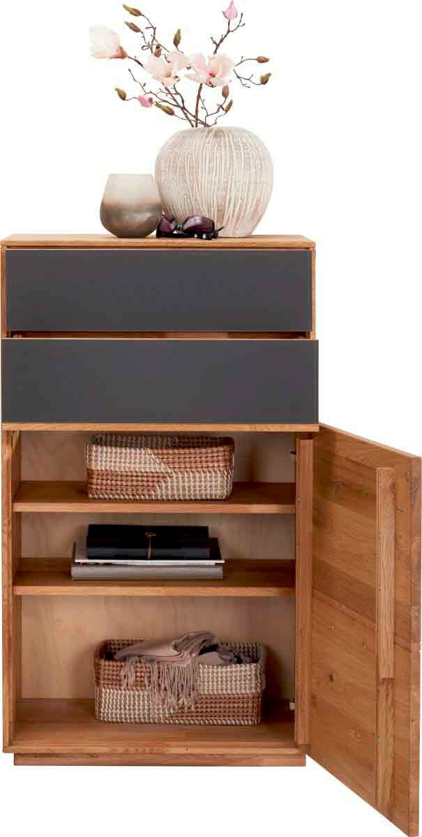 Moderner Schuhschrank aus Holz mit zwei Schubladen und einer offenen Tür, dekoriert mit Vasen und Blumen, frontal betrachtet.