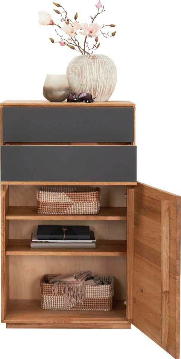 Moderner Schuhschrank aus Holz mit zwei Schubladen und einer offenen Tür, dekoriert mit Vasen und Blumen, frontal betrachtet.