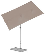 Beiger Sonnenschirm mit rechteckigem Schirmdach, seitliche Perspektive, auf stabilem Metallständer mit Betonplatten als Basis.