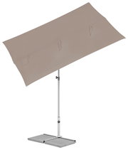 Beiger Sonnenschirm mit rechteckigem Schirmdach, seitliche Perspektive, auf stabilem Metallständer mit Betonplatten als Basis.