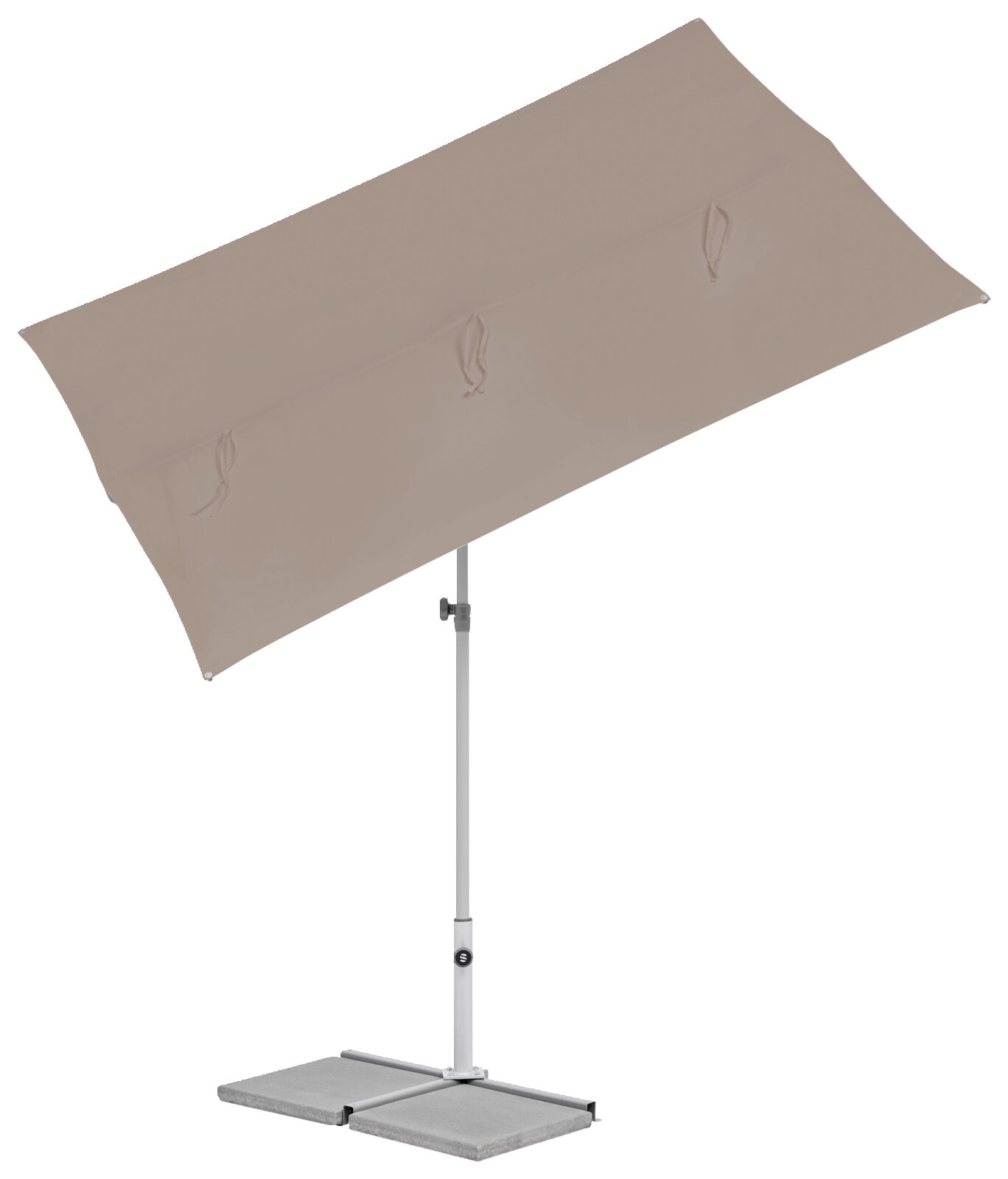 Beiger Sonnenschirm mit rechteckigem Schirmdach, seitliche Perspektive, auf stabilem Metallständer mit Betonplatten als Basis.