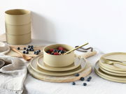 Tellerset Futuro Sand 12-tlg. in einer stilvollen Tischdekoration mit Beeren und Besteck, seitliche Perspektive