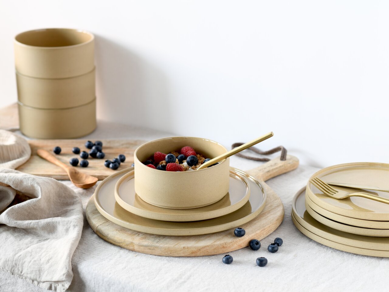 Servies Futuro Sand, 12-delig, in een stijlvolle tafeldecoratie met bessen en bestek, zijaanzicht