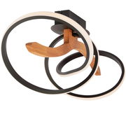 Moderne LED-Deckenleuchte mit Holz- und Metallringen, seitliche Perspektive