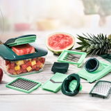 Nicer Dicer Chef 16-teiliges Set mit verschiedenen Schneideaufsätzen und Behälter, gefüllt mit geschnittenen Früchten, aus der Vogelperspektive fotografiert.