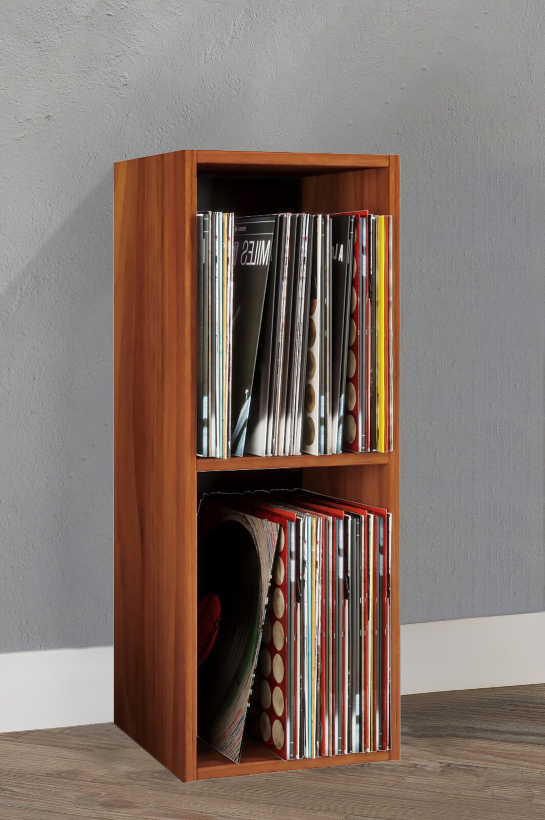 VCM Schallplatten-Regal PLATTO Schmales Holz-Regal zur Aufbewahrung von Schallplatten mit zwei Fächern, gefüllt mit Vinyls, freistehend vor grauer Wand – Ansicht schräg von vorne.