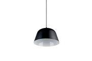 Schwarze Hängeleuchte mit schlichtem Design, von unten betrachtet.