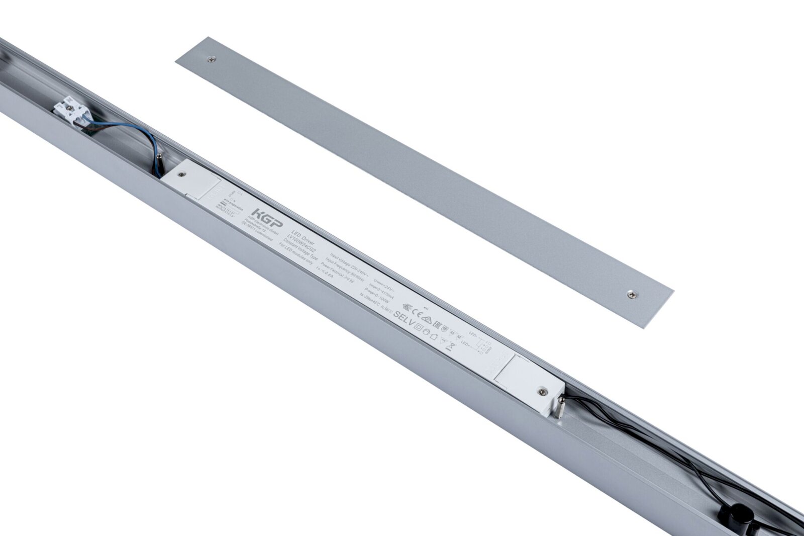 Silberne LED-Lichtleiste/Leuchtengehäuse mit geöffnetem Abdeckprofil, sichtbar eingebautem LED-Treiber und Verkabelung; Perspektive: schräg von oben in Detailansicht.