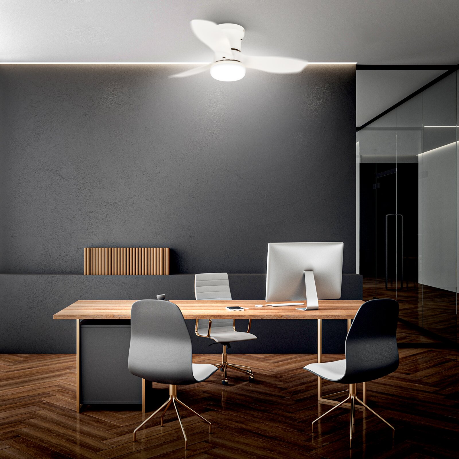 Moderner weißer Deckenventilator mit integrierter LED-Leuchte in einem minimalistischen Büro über einem Holztisch, Frontalansicht leicht von unten.