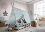 Kinderzimmer mit einem Zeltbett, das mit einem hellblauen Stoffdach mit weißen Sternen bedeckt ist. Perspektive von der Seite, die das Zeltbett und die gemütliche Einrichtung des Raumes zeigt.