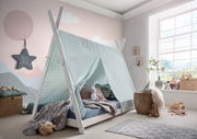 Kinderzimmer mit einem Zeltbett, das mit einem hellblauen Stoffdach mit weißen Sternen bedeckt ist. Perspektive von der Seite, die das Zeltbett und die gemütliche Einrichtung des Raumes zeigt.