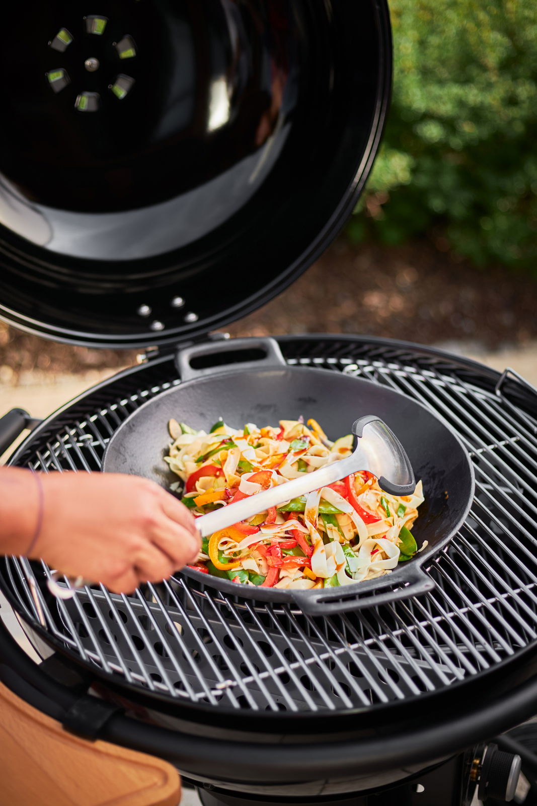 Wok Vario 36cm auf einem Grill mit Gemüsepfanne, von oben betrachtet