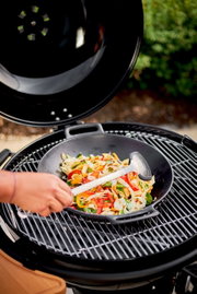 Wok Vario 36 cm op een grill met groentepan, gezien van bovenaf