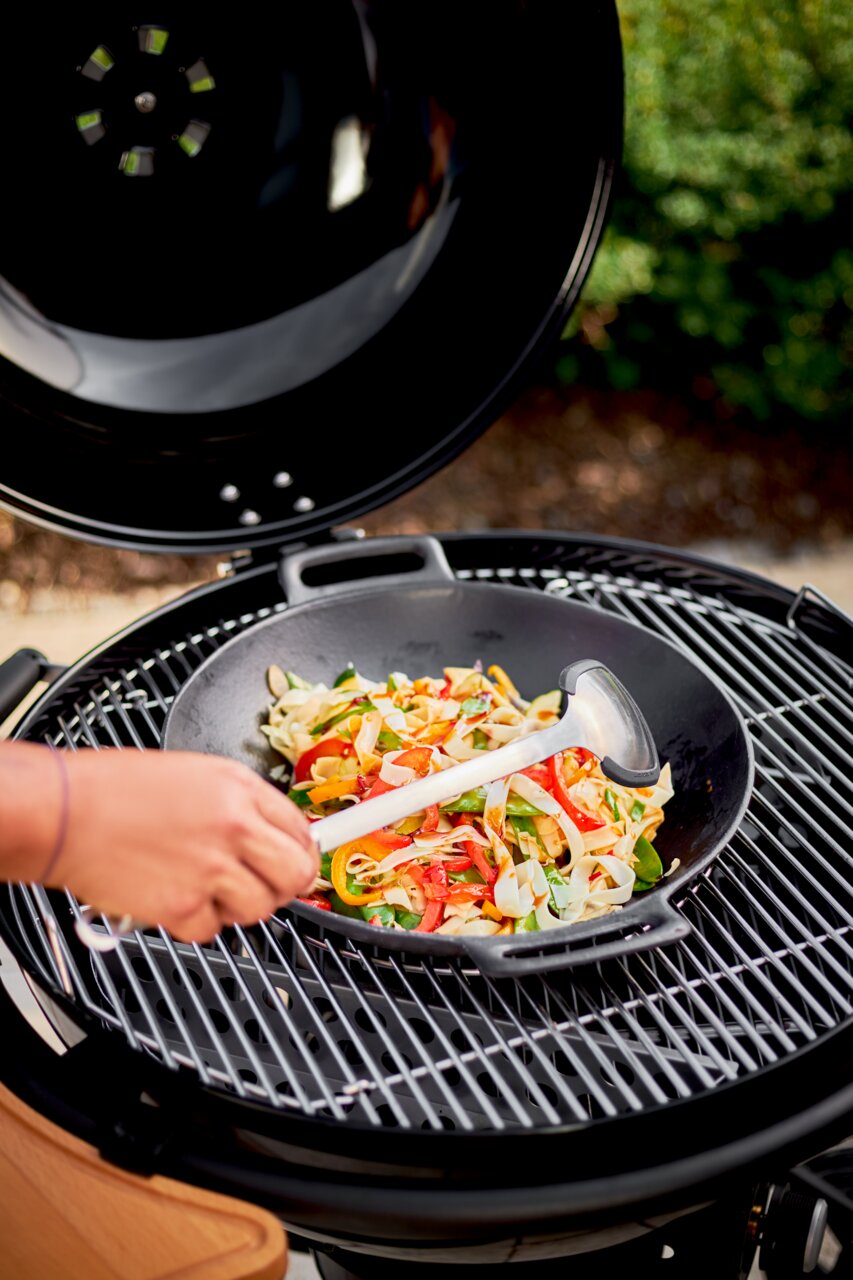 Wok Vario 36 cm op een grill met groentepan, gezien van bovenaf
