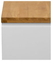 Vooraanzicht van een garderobebank met een witte romp en een houten oppervlak.