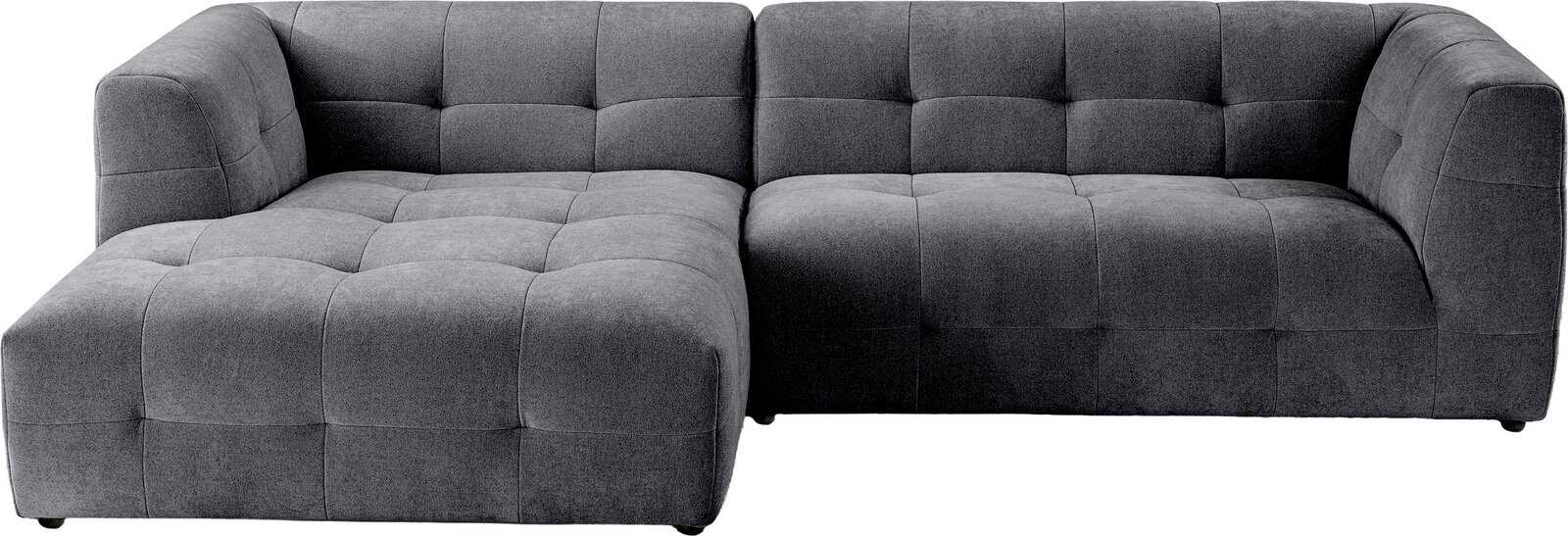 Graues, gepolstertes Ecksofa mit linksseitiger Ottomane/Chaiselongue und quadratischer Steppung, freigestellt auf weißem Hintergrund, Ansicht schräg von vorne.