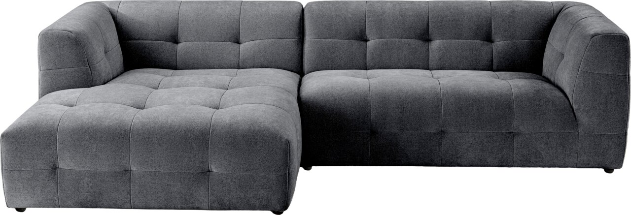 Graues, gepolstertes Ecksofa mit linksseitiger Ottomane/Chaiselongue und quadratischer Steppung, freigestellt auf weißem Hintergrund, Ansicht schräg von vorne.