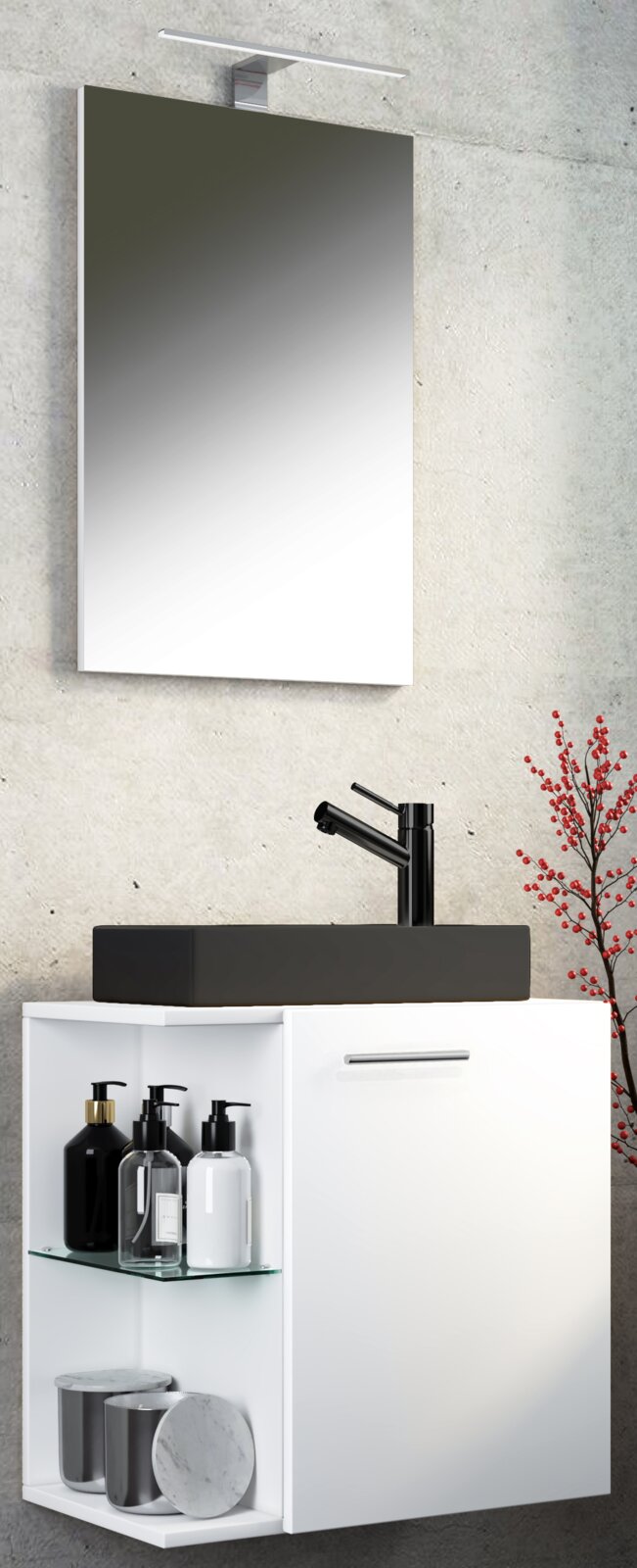 Modernes Badezimmer-Set mit rechteckigem Wandspiegel und schmaler LED-Aufsatzleuchte, schwarzem Aufsatzwaschbecken mit schwarzer Armatur auf weißem Waschtischunterschrank mit offenem Regal und Glasboden, seitliche Frontansicht