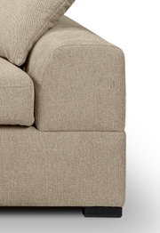 Nahaufnahme der rechten Armlehne eines beigen Stoffsofas mit grob gewebtem Bezug und schwarzem Fuß, seitliche Perspektive vor weißem Hintergrund