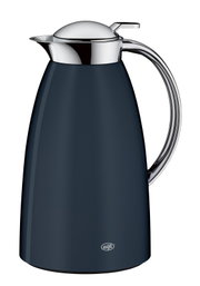 Dunkelblaue alfi Isolierkanne mit Chromdeckel und ergonomischem Griff, freigestellt, frontale Produktansicht leicht von rechts