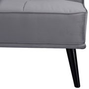 Nahaufnahme eines grauen Funktionssofas mit schwarzen Beinen, seitliche Perspektive