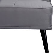 Nahaufnahme eines grauen Funktionssofas mit schwarzen Beinen, seitliche Perspektive