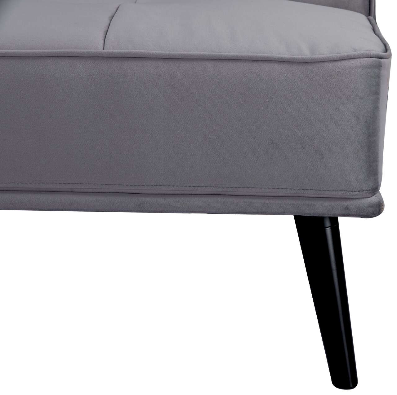 Nahaufnahme eines grauen Funktionssofas mit schwarzen Beinen, seitliche Perspektive