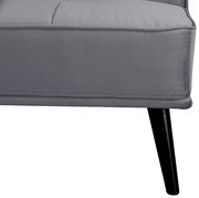 Nahaufnahme eines grauen Funktionssofas mit schwarzen Beinen, seitliche Perspektive