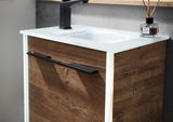 Waschtisch mit Holzoptik und schwarzem Wasserhahn, seitliche Perspektive