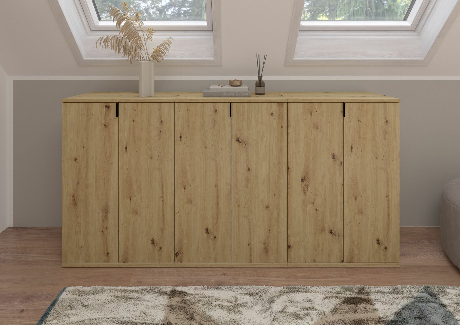 Schuhkommode aus hellem Holz mit vier Türen, dekoriert mit einer Vase und Duftstäbchen, frontal fotografiert unter einem Dachfenster.