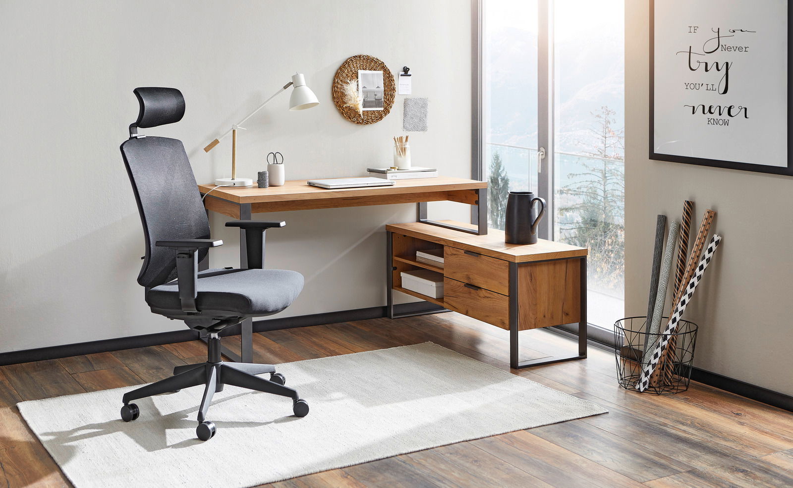 XORA Drehstuhl MIRO Moderner Drehstuhl mit Kopfstütze in einem stilvollen Büro, seitliche Perspektive.