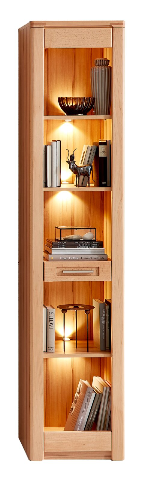 Z2 Regal schmal NATURE ONE Schmales Regal aus Holz mit mehreren Fächern, dekoriert mit Büchern und Accessoires, frontal betrachtet.