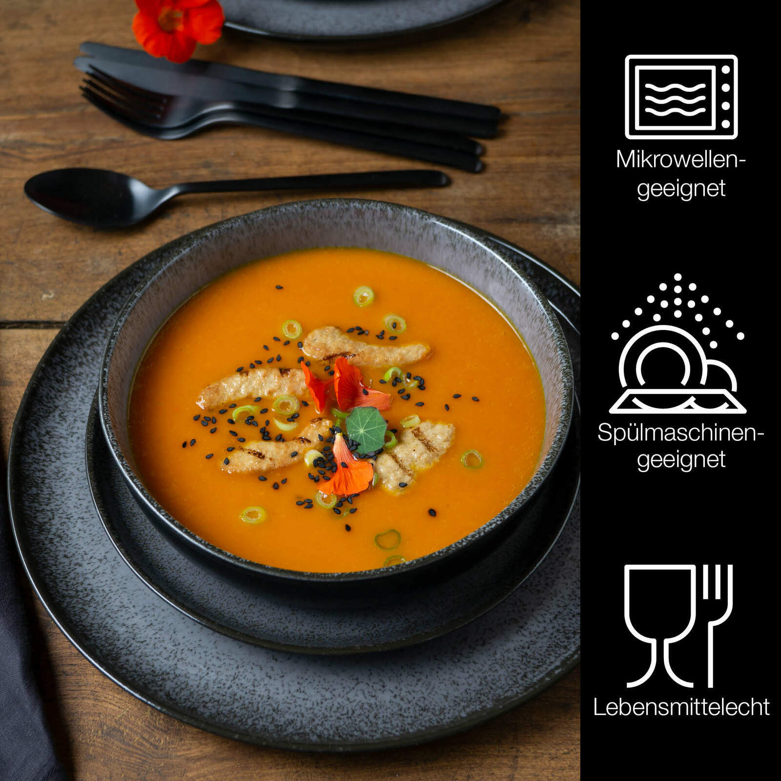 Anthrazitfarbenes Tafelservice mit Suppenteller, Teller und Besteck, von oben fotografiert. Mikrowellengeeignet, spülmaschinengeeignet, lebensmittelecht.