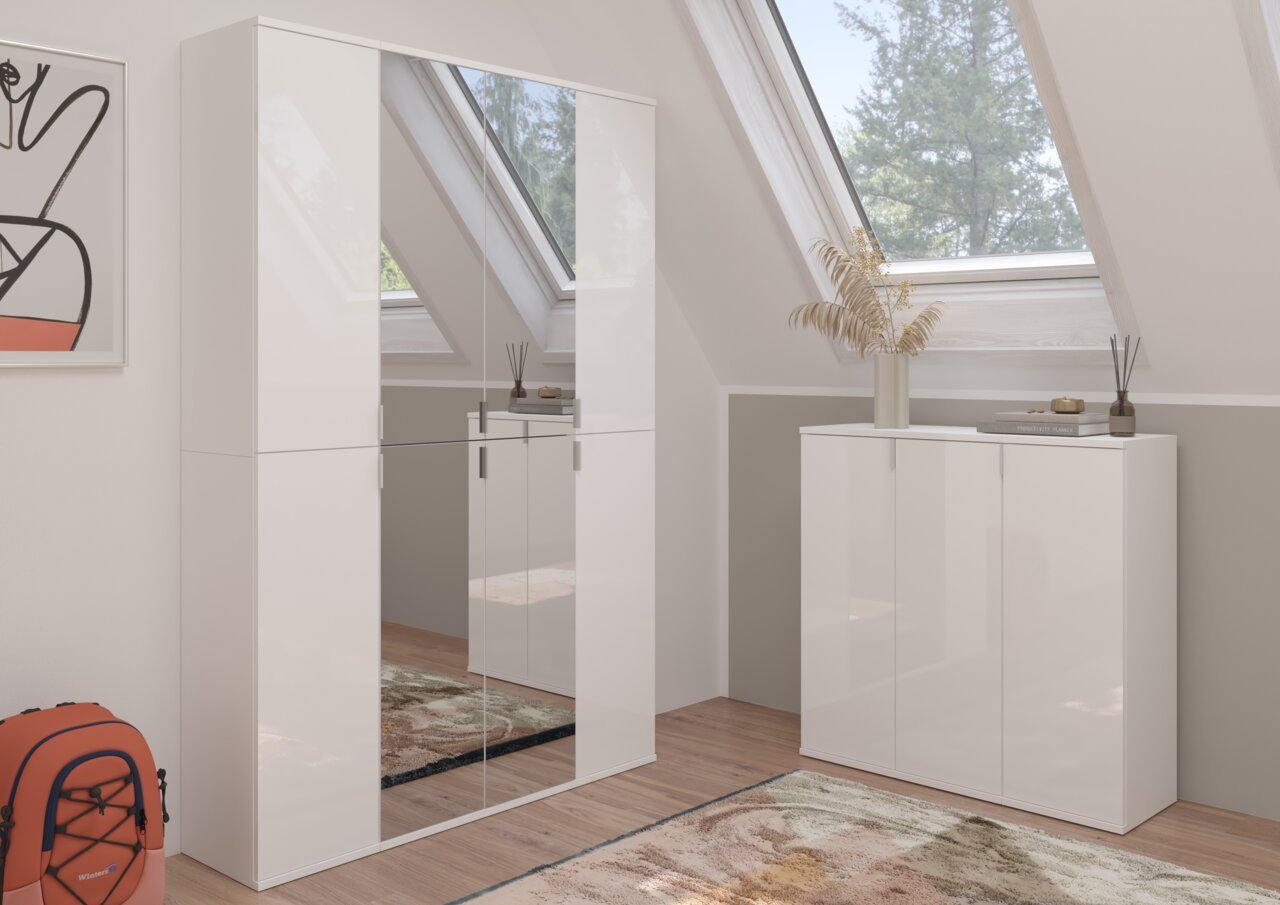 Moderne Garderobenkombination in einem hellen Raum mit Dachfenstern, bestehend aus einem großen Schrank mit Spiegeltüren und einem kleineren Schrank, seitliche Perspektive.