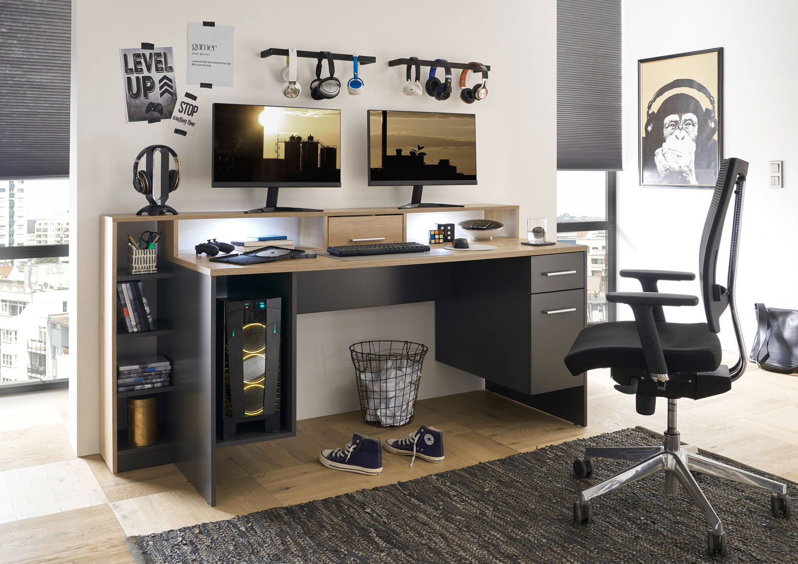 Moderner Gaming-Schreibtisch mit zwei Monitoren, Headset-Halterungen und Gaming-Zubehör, seitliche Perspektive.