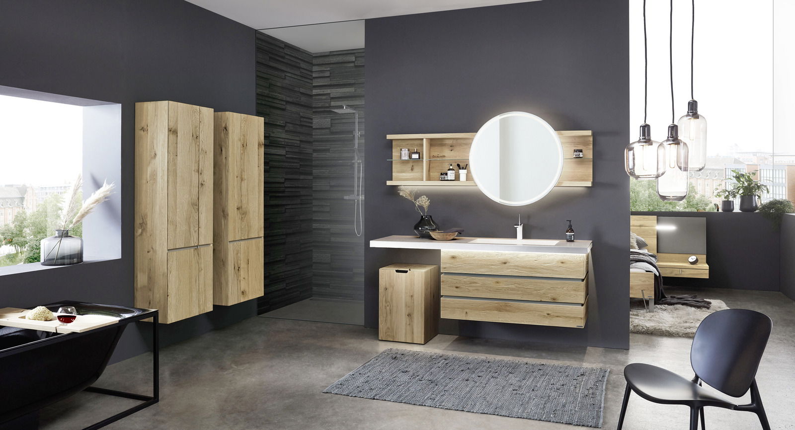 Modernes Badezimmer mit Hängeregal in Holzoptik, frontal betrachtet. Das Regal ist über einem Waschtisch mit rundem Spiegel platziert.